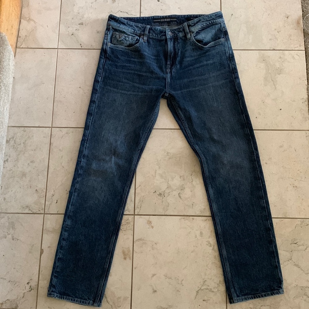 Guess 34 x 32 slim straight Del Mar wash. Medium dark blue. Like new condition.